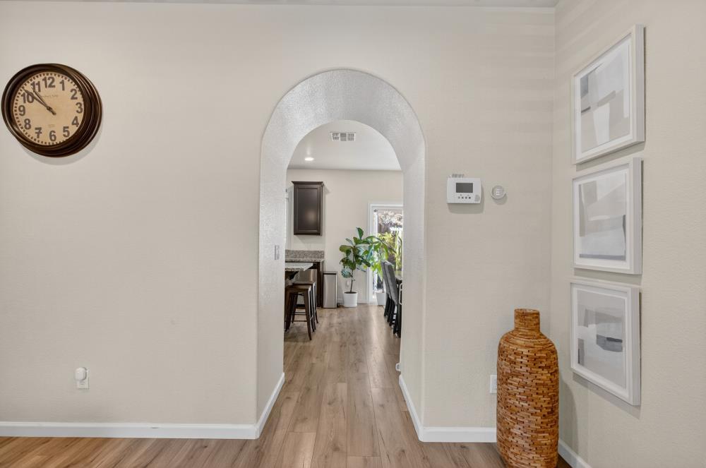 Detail Gallery Image 4 of 43 For 310 Bathbridge Ln, Sacramento,  CA 95823 - 3 Beds | 2/1 Baths