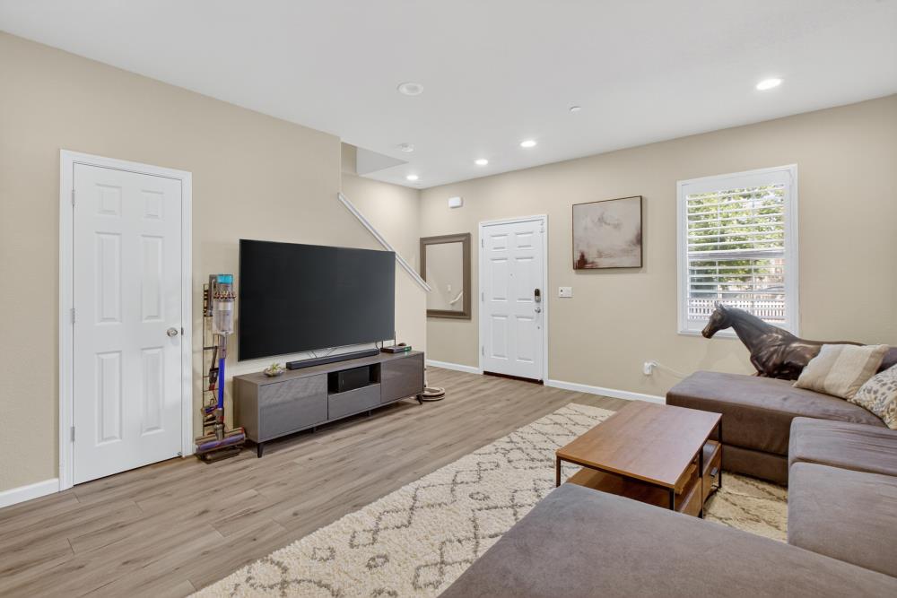 Detail Gallery Image 5 of 43 For 310 Bathbridge Ln, Sacramento,  CA 95823 - 3 Beds | 2/1 Baths