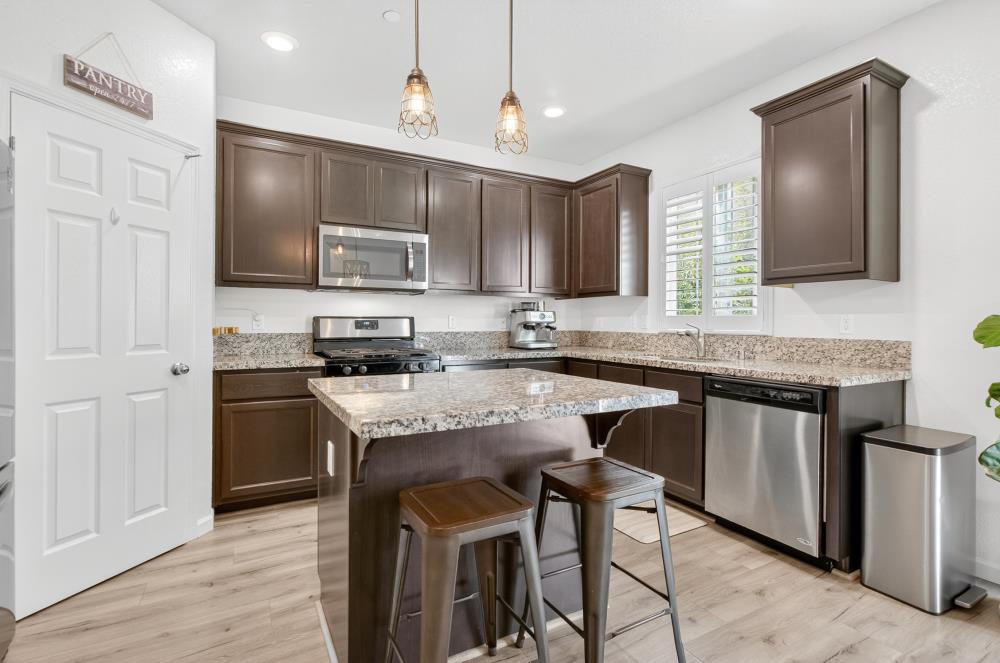 Detail Gallery Image 7 of 43 For 310 Bathbridge Ln, Sacramento,  CA 95823 - 3 Beds | 2/1 Baths