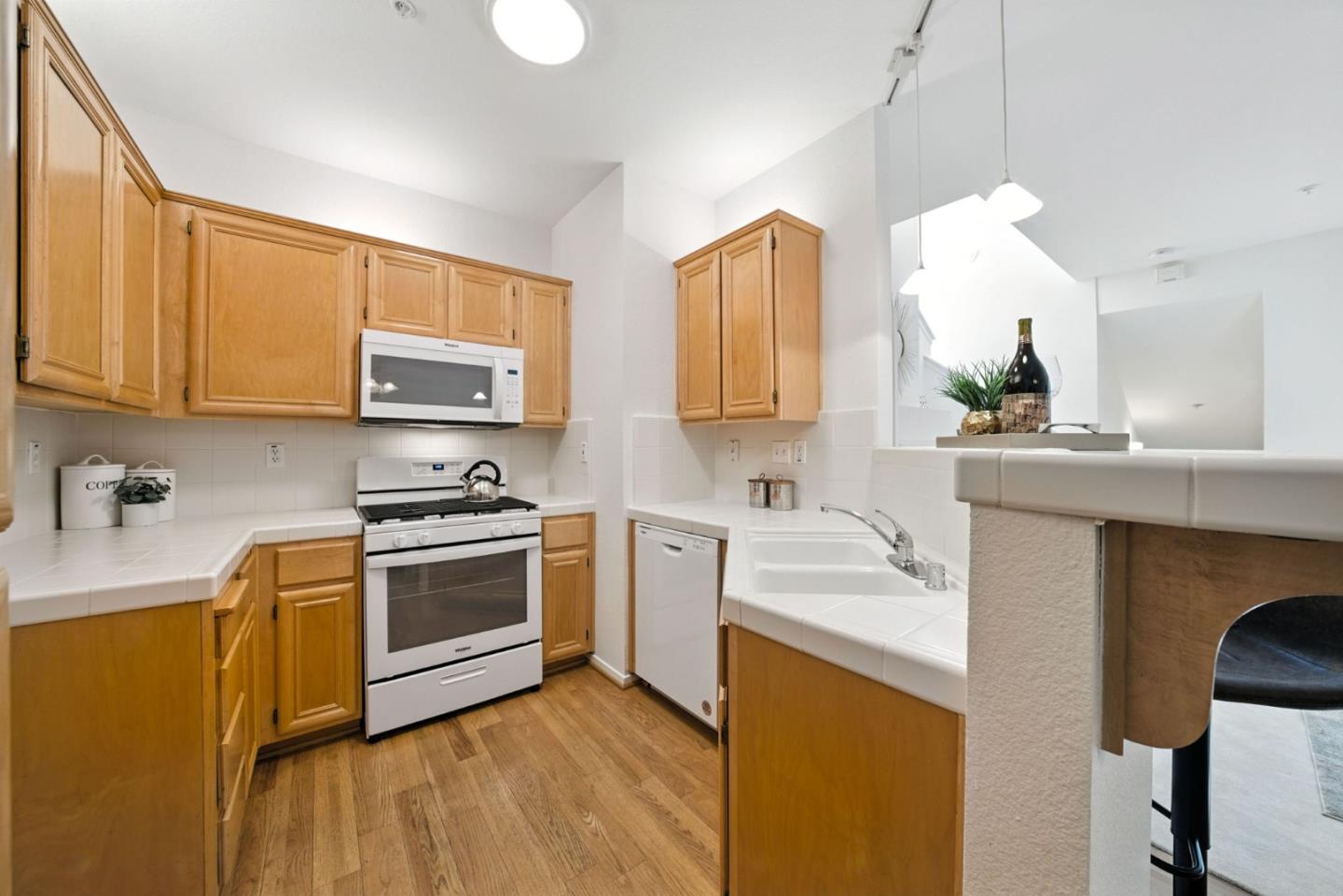 Detail Gallery Image 16 of 53 For 561 Manhattan Pl, San Jose,  CA 95136 - 1 Beds | 1/1 Baths