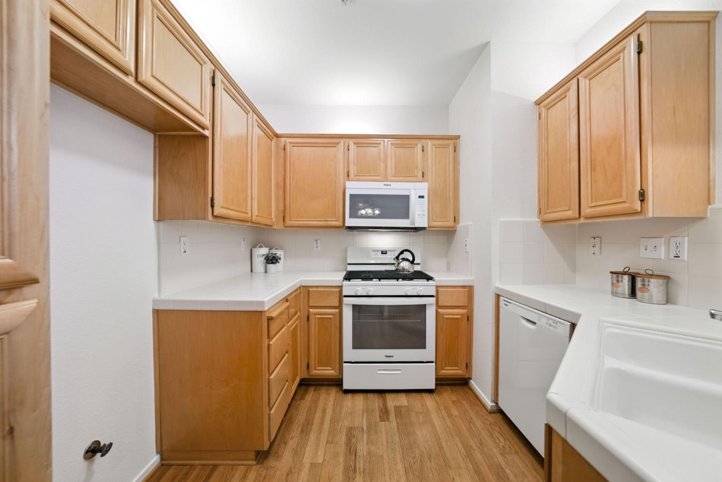 Detail Gallery Image 17 of 53 For 561 Manhattan Pl, San Jose,  CA 95136 - 1 Beds | 1/1 Baths