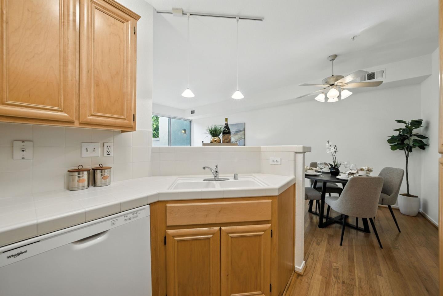 Detail Gallery Image 18 of 53 For 561 Manhattan Pl, San Jose,  CA 95136 - 1 Beds | 1/1 Baths