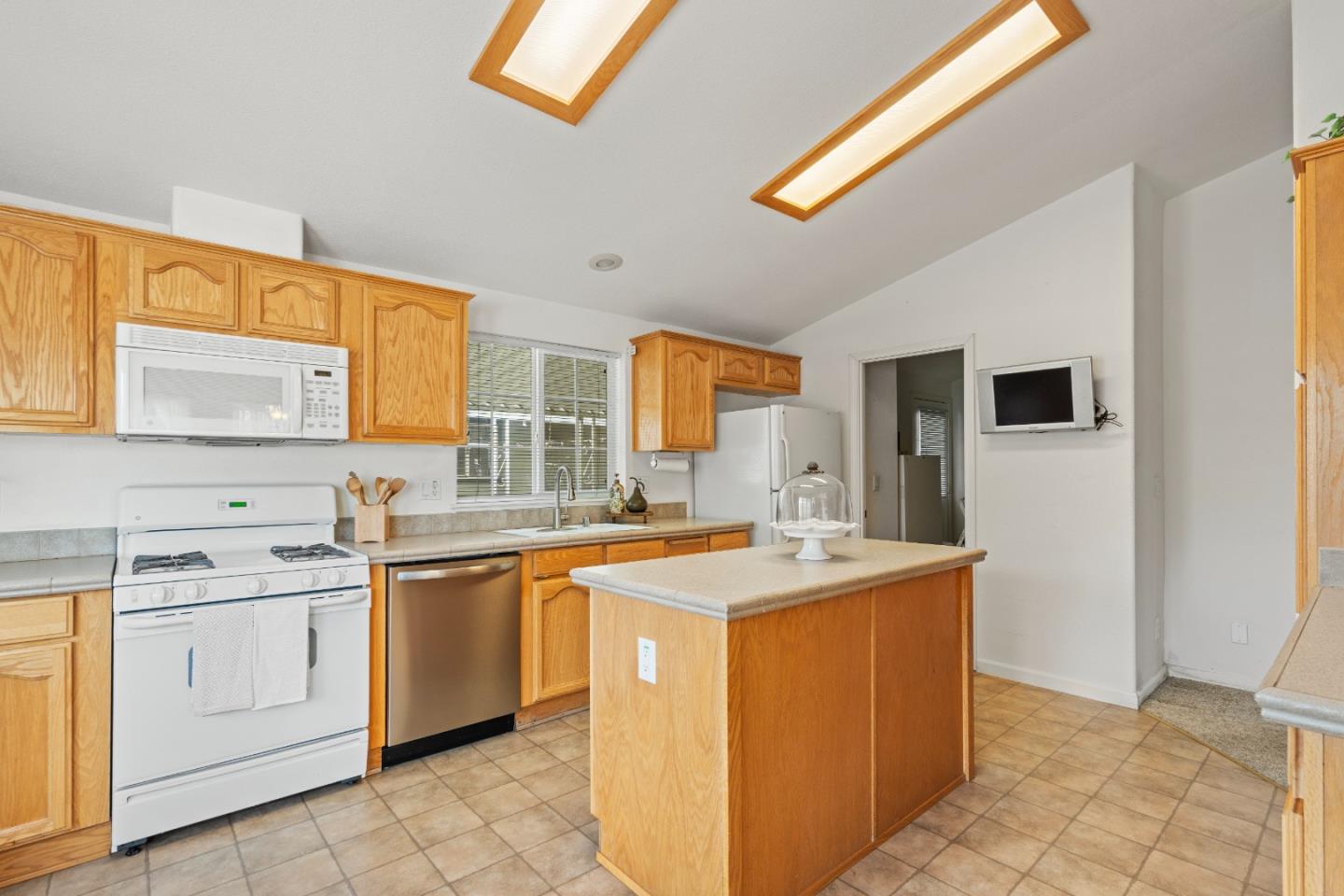 Detail Gallery Image 10 of 32 For 2900 Fairview Rd #1,  Hollister,  CA 95023 - 3 Beds | 2 Baths