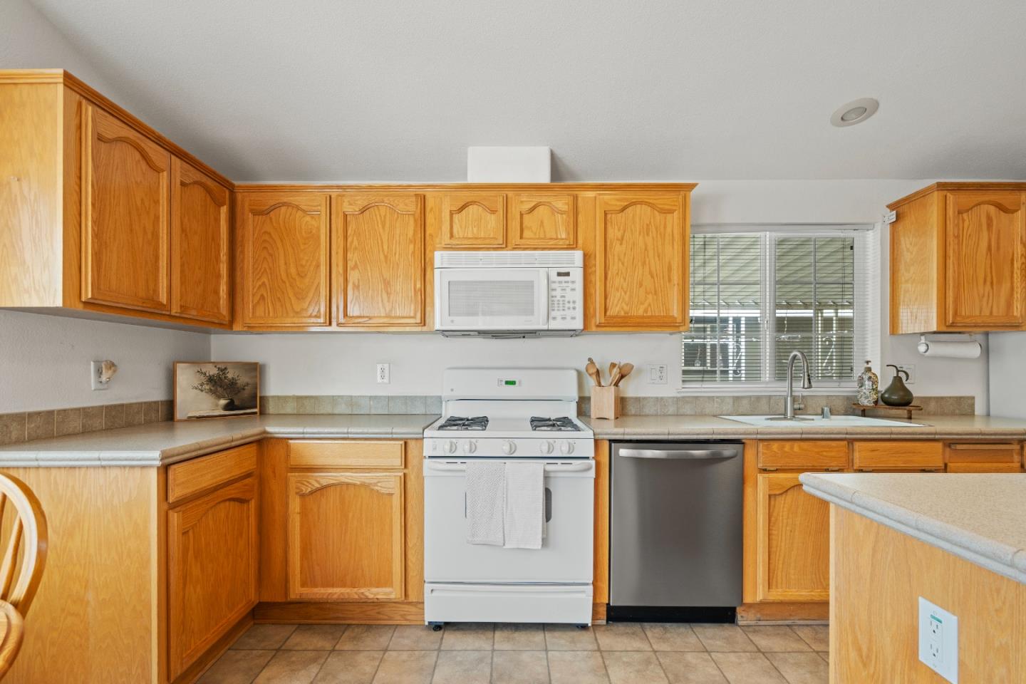 Detail Gallery Image 9 of 32 For 2900 Fairview Rd #1,  Hollister,  CA 95023 - 3 Beds | 2 Baths