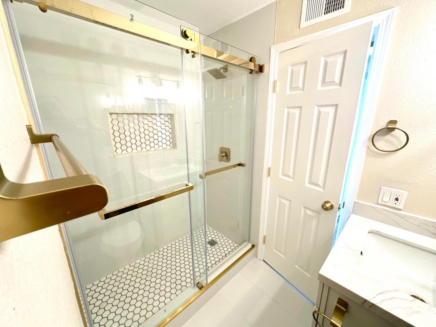 Detail Gallery Image 11 of 14 For 1634 Cuevas Cir, Salinas,  CA 93906 - 3 Beds | 2 Baths