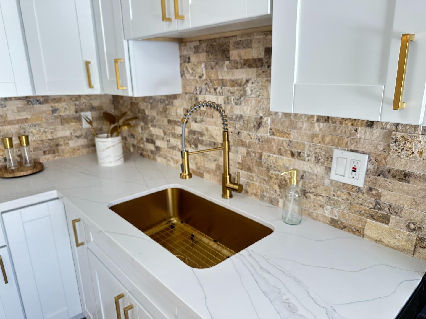 Detail Gallery Image 4 of 14 For 1634 Cuevas Cir, Salinas,  CA 93906 - 3 Beds | 2 Baths
