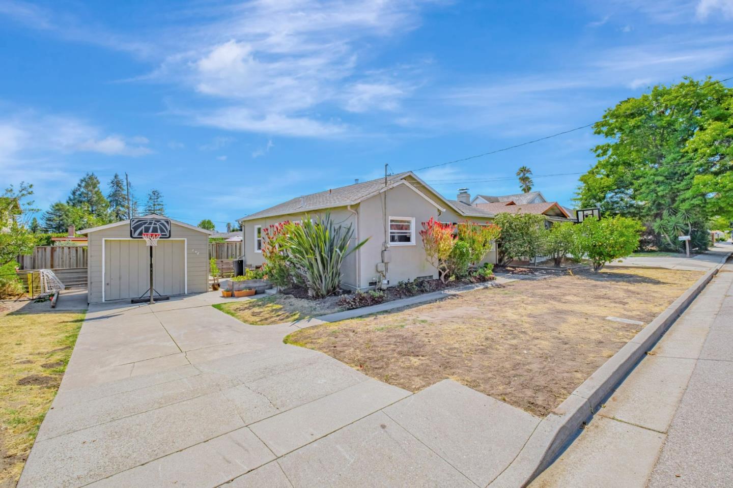 Detail Gallery Image 2 of 34 For 248 Goss Ave, Santa Cruz,  CA 95065 - 3 Beds | 1 Baths
