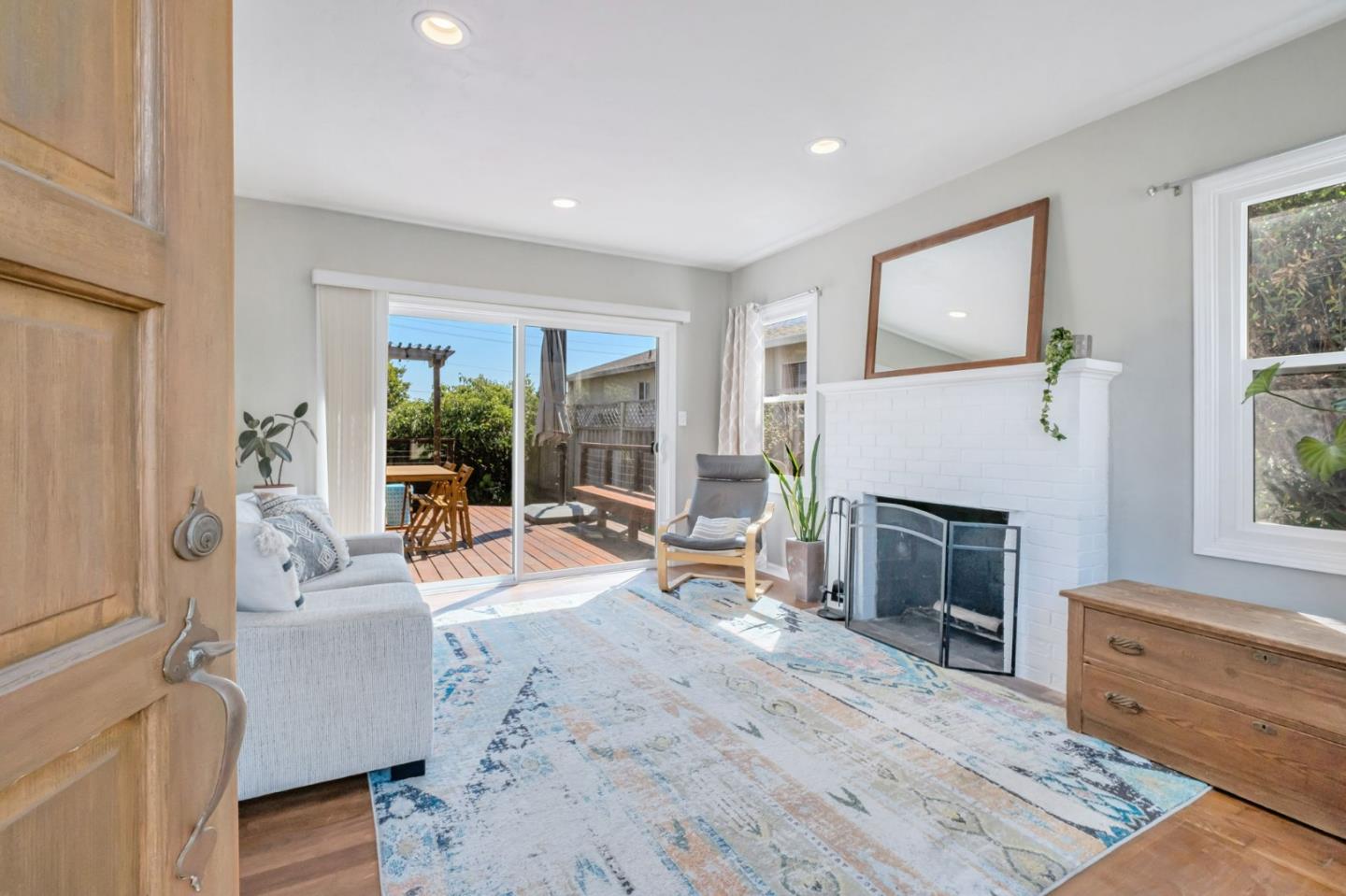 Detail Gallery Image 4 of 34 For 248 Goss Ave, Santa Cruz,  CA 95065 - 3 Beds | 1 Baths