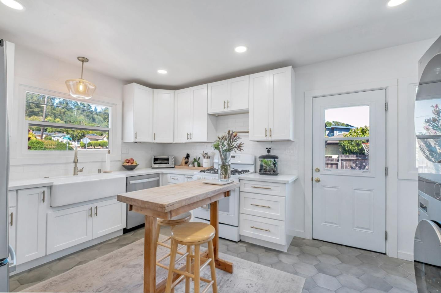 Detail Gallery Image 9 of 34 For 248 Goss Ave, Santa Cruz,  CA 95065 - 3 Beds | 1 Baths