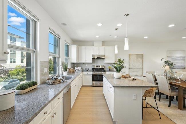 Detail Gallery Image 11 of 36 For 1012 Foxglove Pl, San Jose,  CA 95131 - 2 Beds | 2/2 Baths