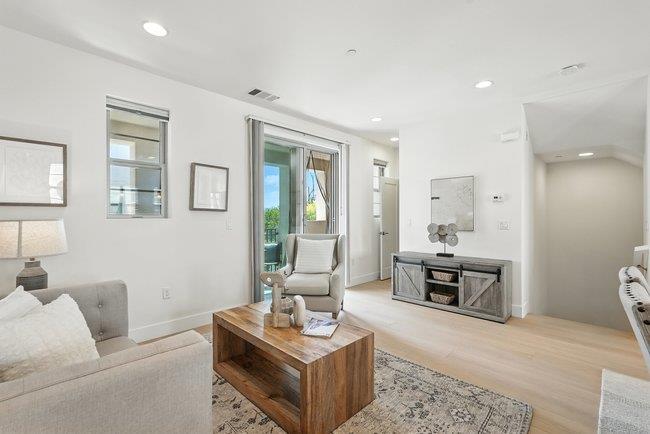 Detail Gallery Image 17 of 36 For 1012 Foxglove Pl, San Jose,  CA 95131 - 2 Beds | 2/2 Baths