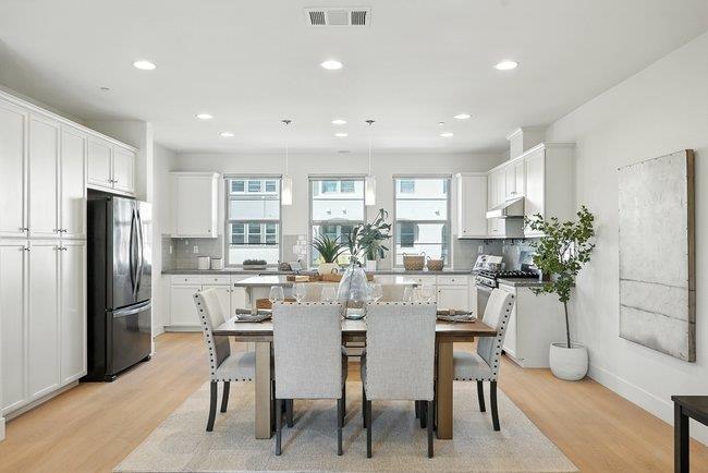 Detail Gallery Image 6 of 36 For 1012 Foxglove Pl, San Jose,  CA 95131 - 2 Beds | 2/2 Baths