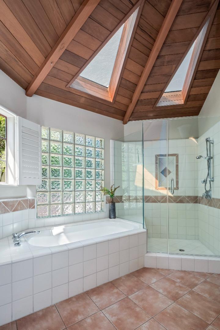 Detail Gallery Image 16 of 37 For 25620 Deerfield Dr, Los Altos Hills,  CA 94022 - 4 Beds | 3 Baths