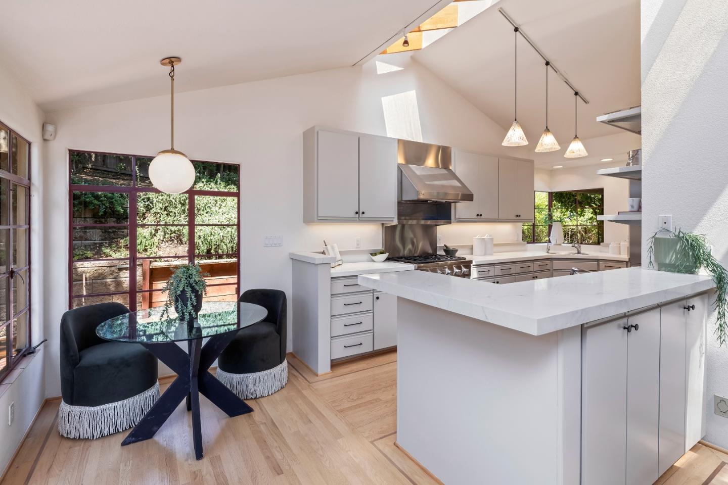 Detail Gallery Image 7 of 37 For 25620 Deerfield Dr, Los Altos Hills,  CA 94022 - 4 Beds | 3 Baths