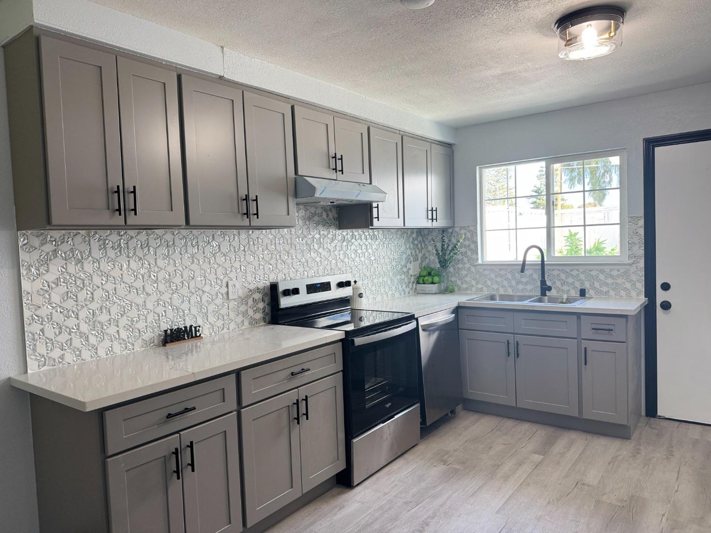 Detail Gallery Image 4 of 9 For 407 Aires Ln, San Jose,  CA 95111 - 2 Beds | 1 Baths