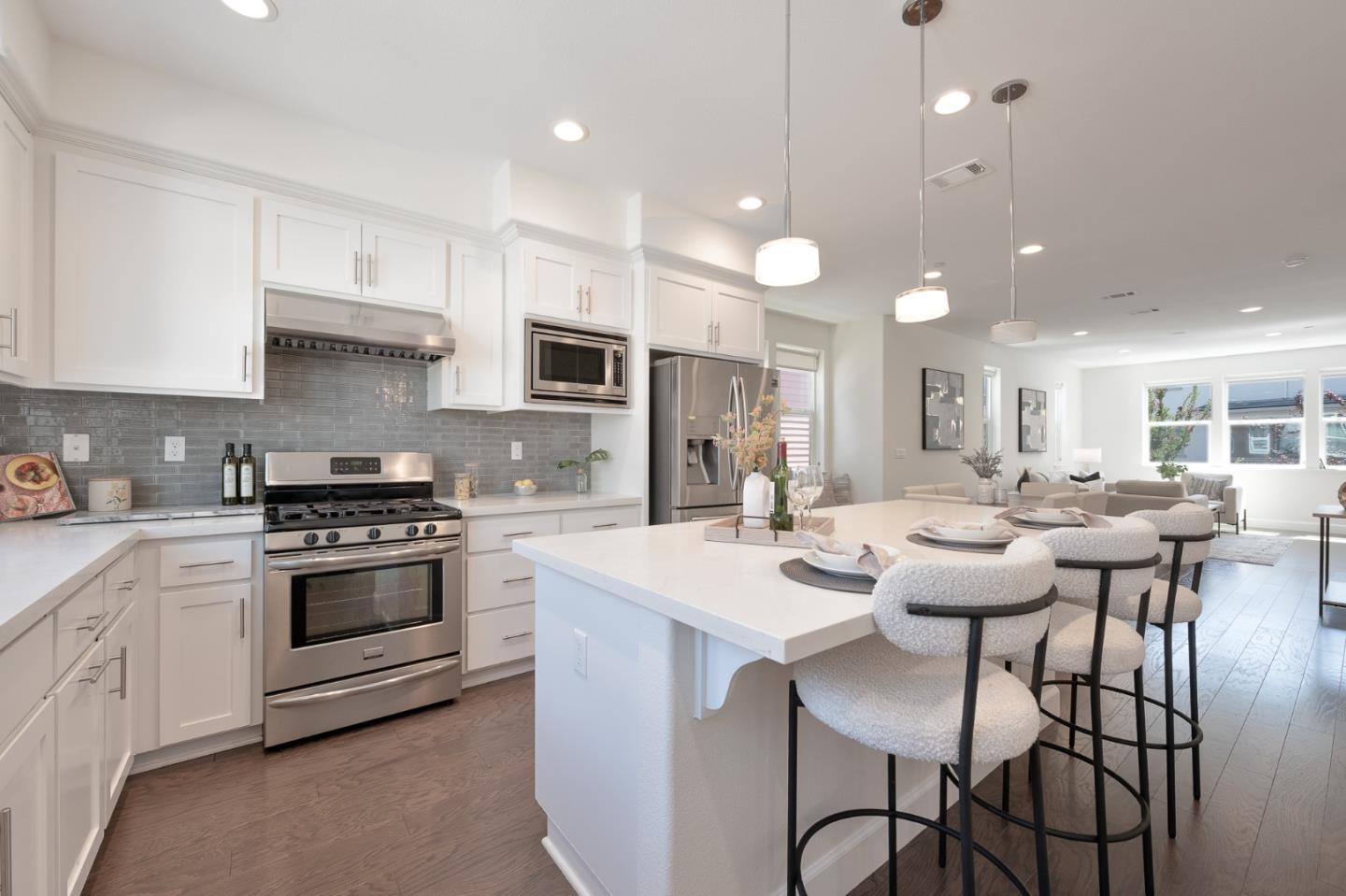 Detail Gallery Image 3 of 26 For 712 Bramble Ter, Sunnyvale,  CA 94086 - 3 Beds | 3/1 Baths