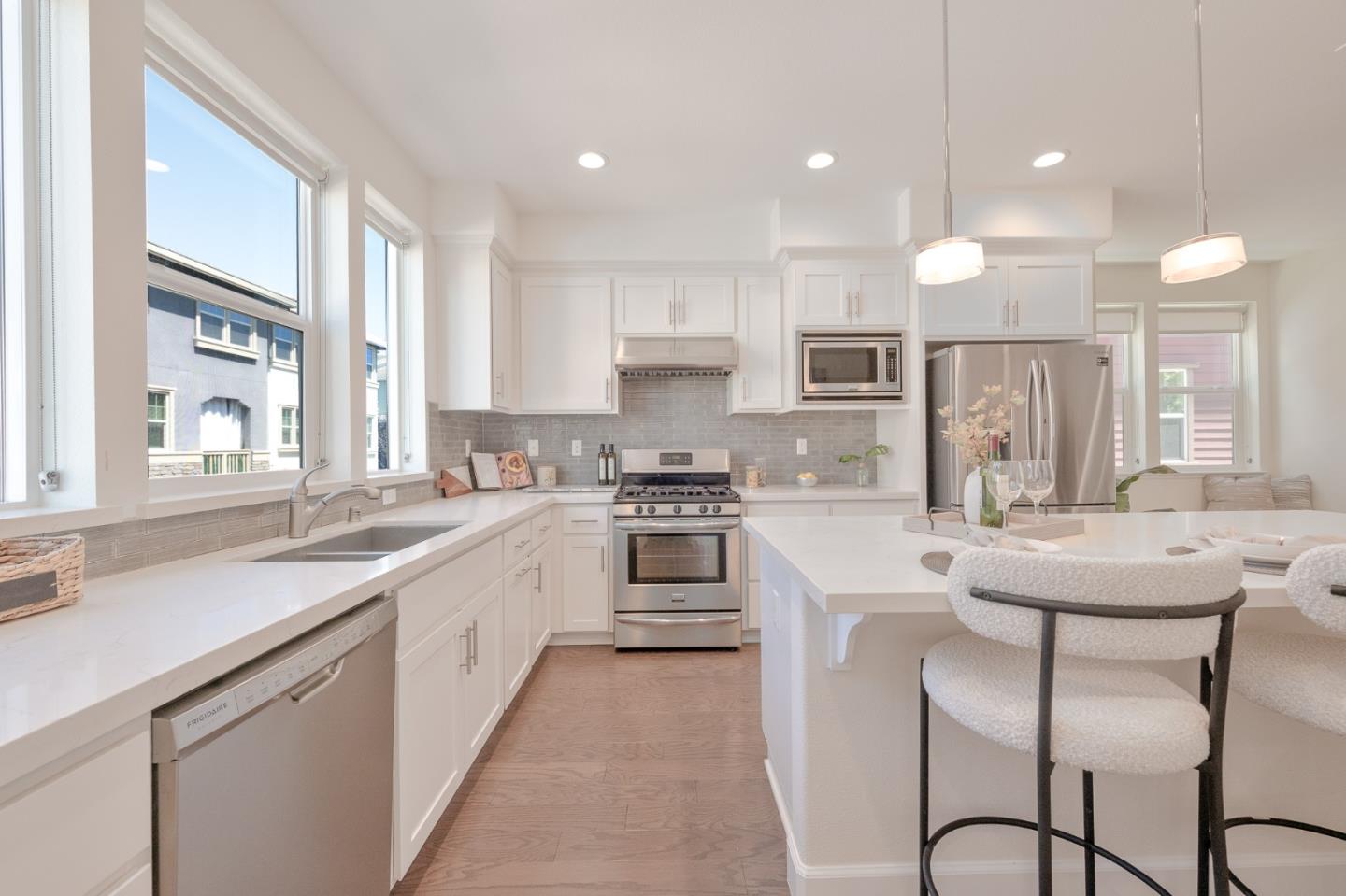 Detail Gallery Image 4 of 26 For 712 Bramble Ter, Sunnyvale,  CA 94086 - 3 Beds | 3/1 Baths