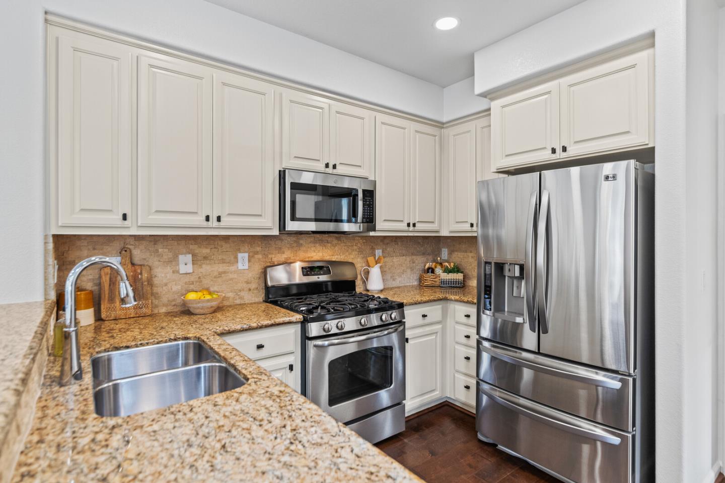 Detail Gallery Image 18 of 40 For 403 San Eduardo Ter, Sunnyvale,  CA 94085 - 3 Beds | 2/1 Baths