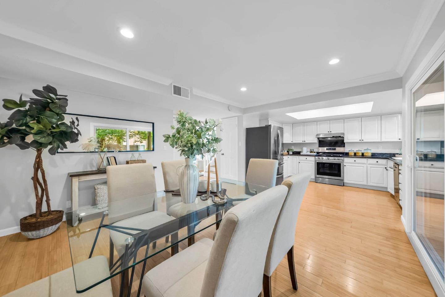 Detail Gallery Image 11 of 36 For 1063 Norfolk Dr, San Jose,  CA 95129 - 4 Beds | 2/1 Baths