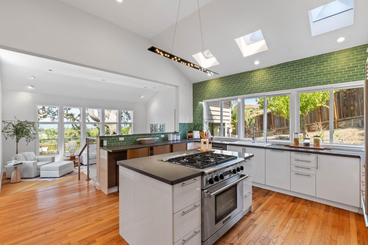 Detail Gallery Image 11 of 43 For 100 Vaquero Way, Redwood City,  CA 94062 - 4 Beds | 4/1 Baths