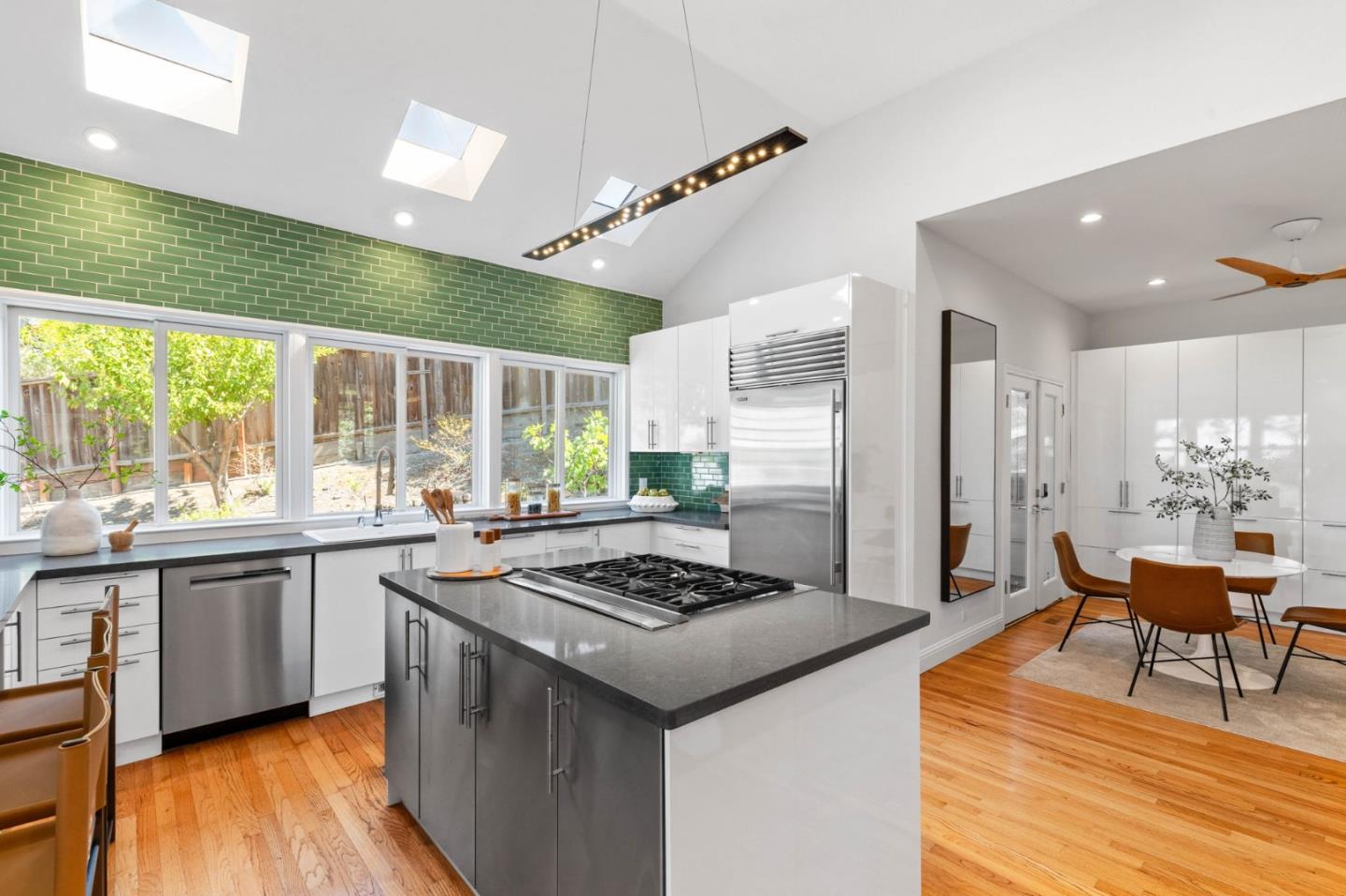 Detail Gallery Image 8 of 43 For 100 Vaquero Way, Redwood City,  CA 94062 - 4 Beds | 4/1 Baths