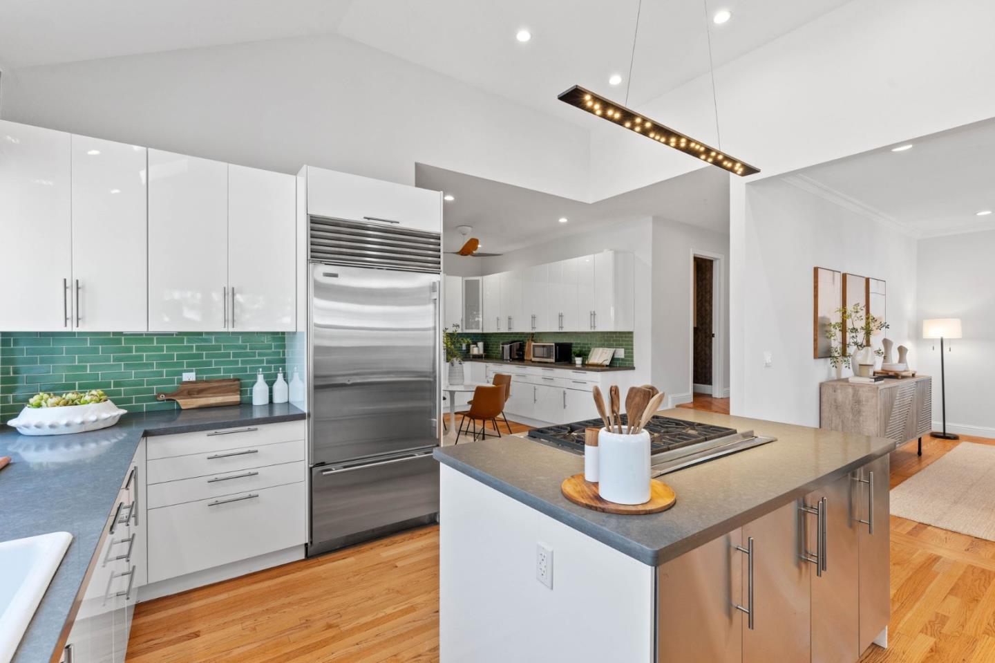 Detail Gallery Image 9 of 43 For 100 Vaquero Way, Redwood City,  CA 94062 - 4 Beds | 4/1 Baths