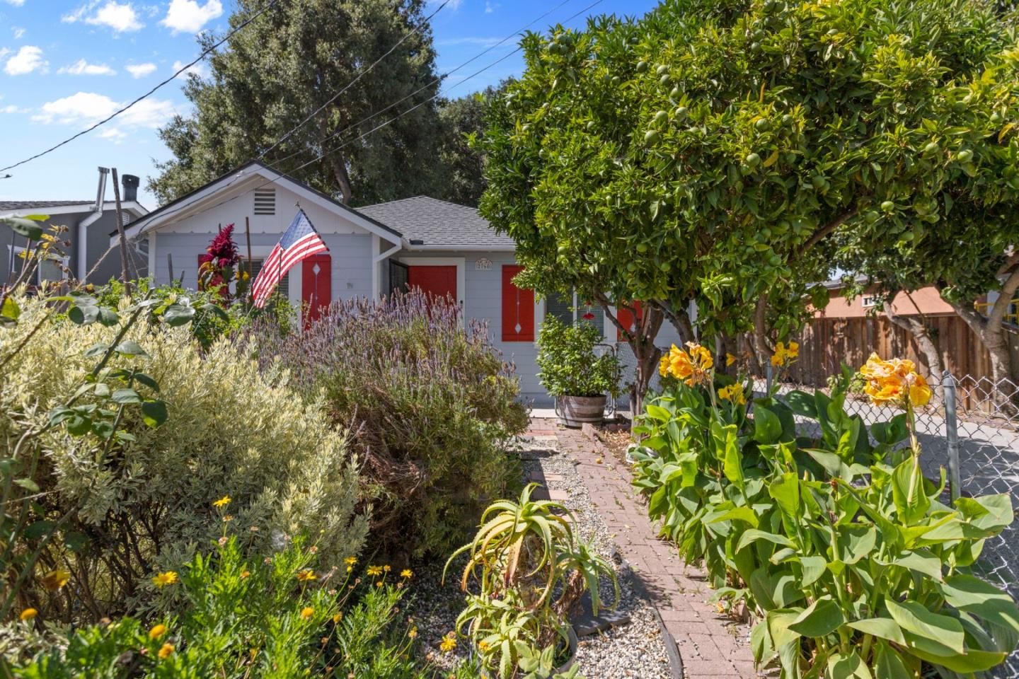 Detail Gallery Image 3 of 24 For 2760 Marlborough Ave, Redwood City,  CA 94063 - 2 Beds | 1 Baths