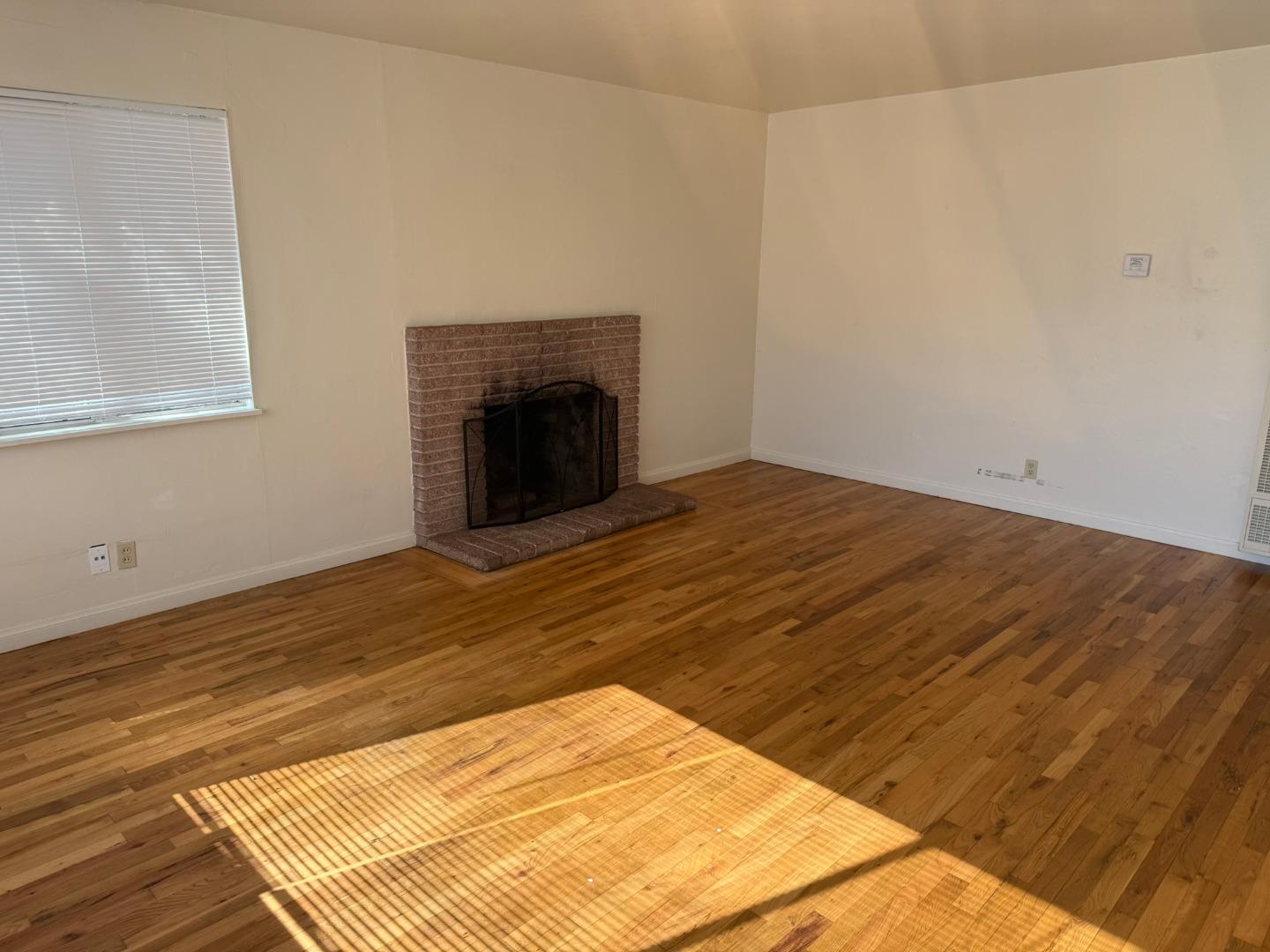 Detail Gallery Image 4 of 19 For 1615 Luzern St, Seaside,  CA 93955 - 3 Beds | 1 Baths