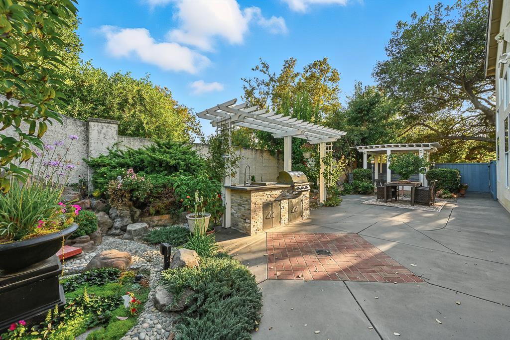 Detail Gallery Image 5 of 11 For 4072 Bouquet Park Ln, San Jose,  CA 95135 - 5 Beds | 3 Baths
