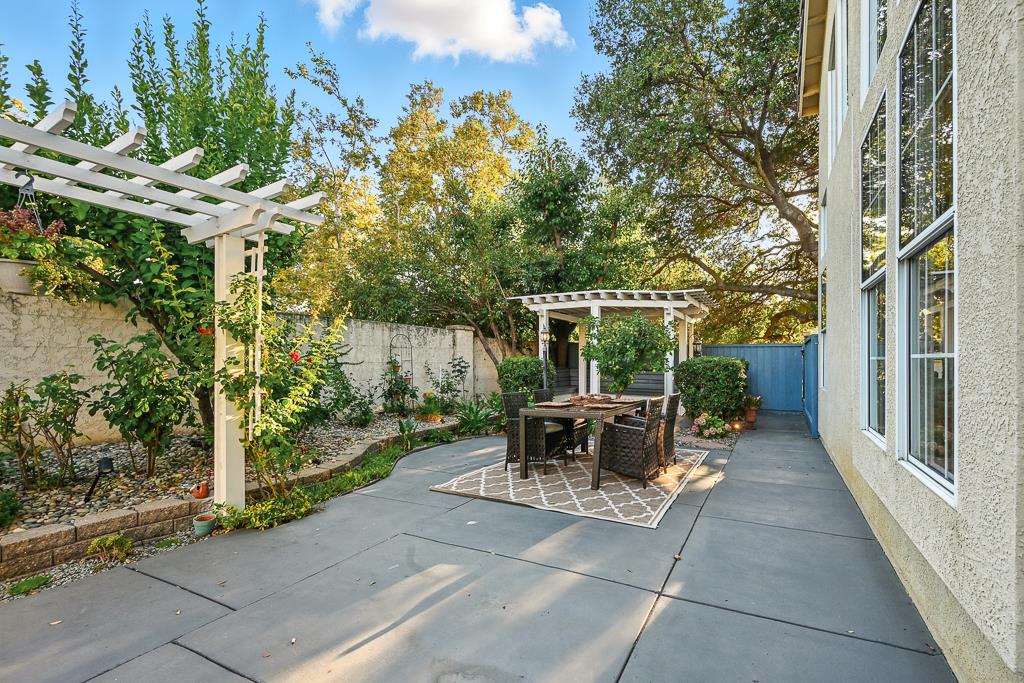 Detail Gallery Image 10 of 11 For 4072 Bouquet Park Ln, San Jose,  CA 95135 - 5 Beds | 3 Baths