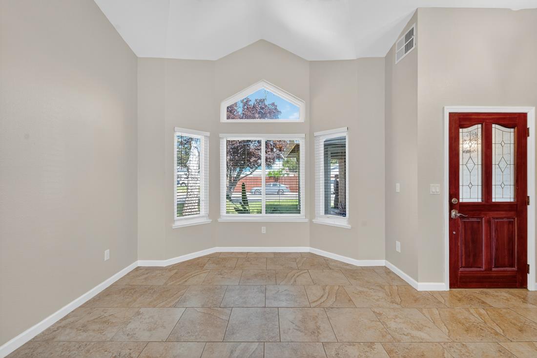 Detail Gallery Image 10 of 41 For 8748 Kentshire Way, Sacramento,  CA 95828 - 3 Beds | 2/1 Baths