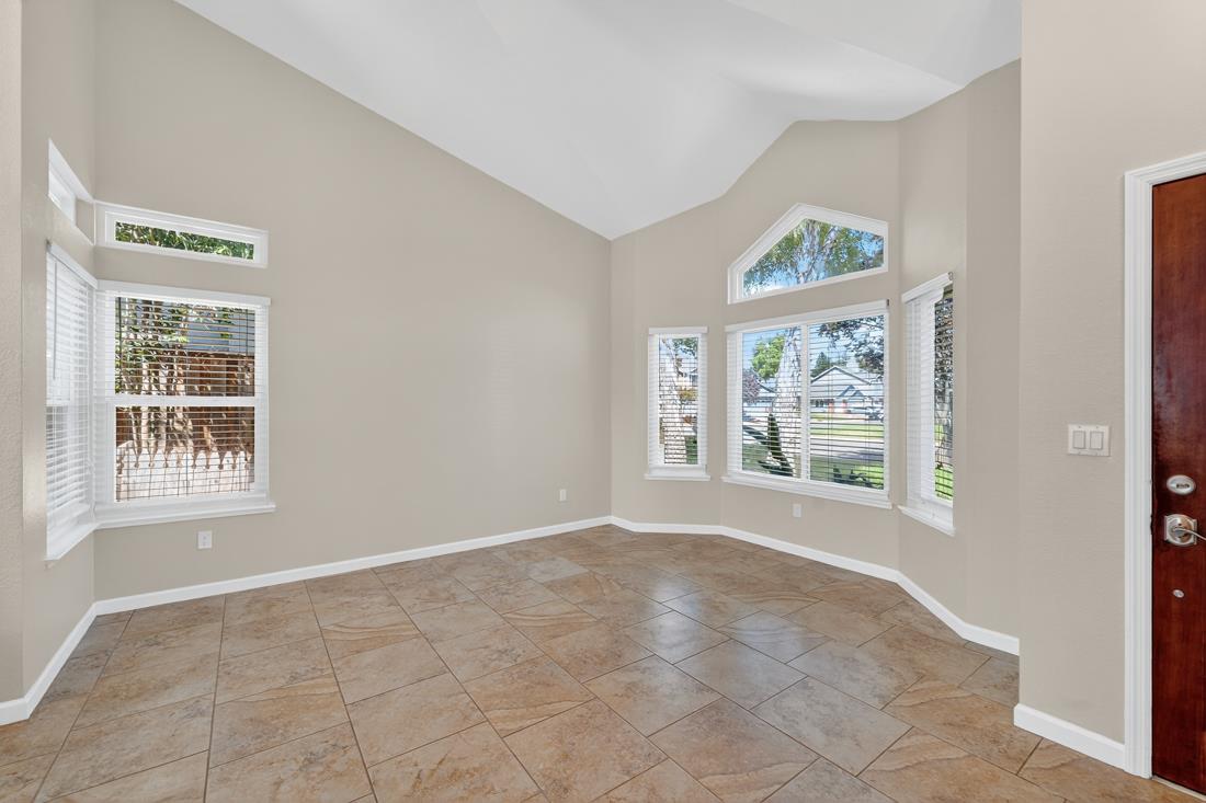 Detail Gallery Image 11 of 41 For 8748 Kentshire Way, Sacramento,  CA 95828 - 3 Beds | 2/1 Baths