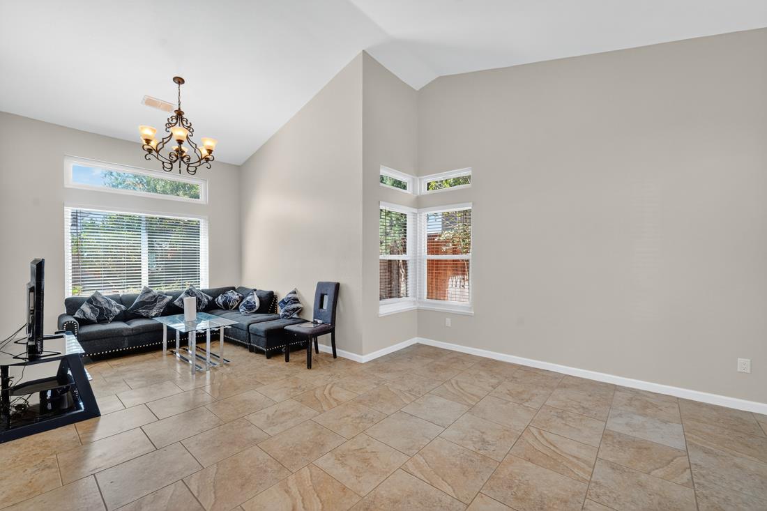 Detail Gallery Image 13 of 41 For 8748 Kentshire Way, Sacramento,  CA 95828 - 3 Beds | 2/1 Baths