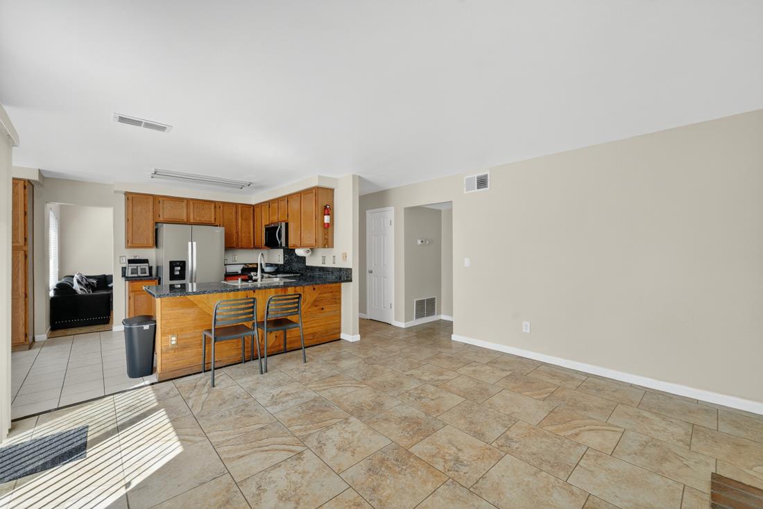 Detail Gallery Image 17 of 41 For 8748 Kentshire Way, Sacramento,  CA 95828 - 3 Beds | 2/1 Baths