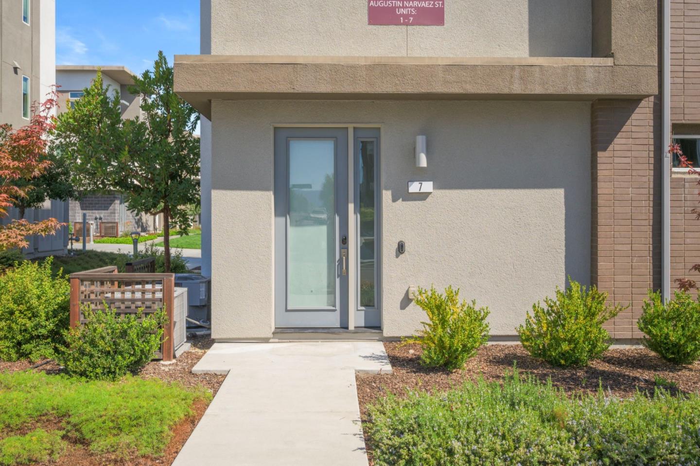 Detail Gallery Image 3 of 44 For 143 Agustin Narvaez St #7,  San Jose,  CA 95136 - 3 Beds | 3 Baths