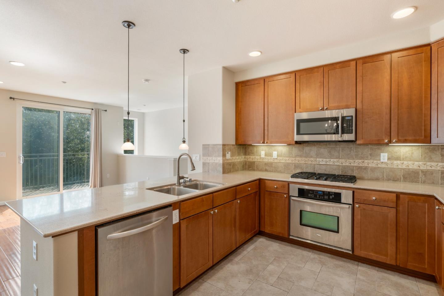 Detail Gallery Image 7 of 27 For 307 Bautista Pl, San Jose,  CA 95126 - 3 Beds | 3 Baths