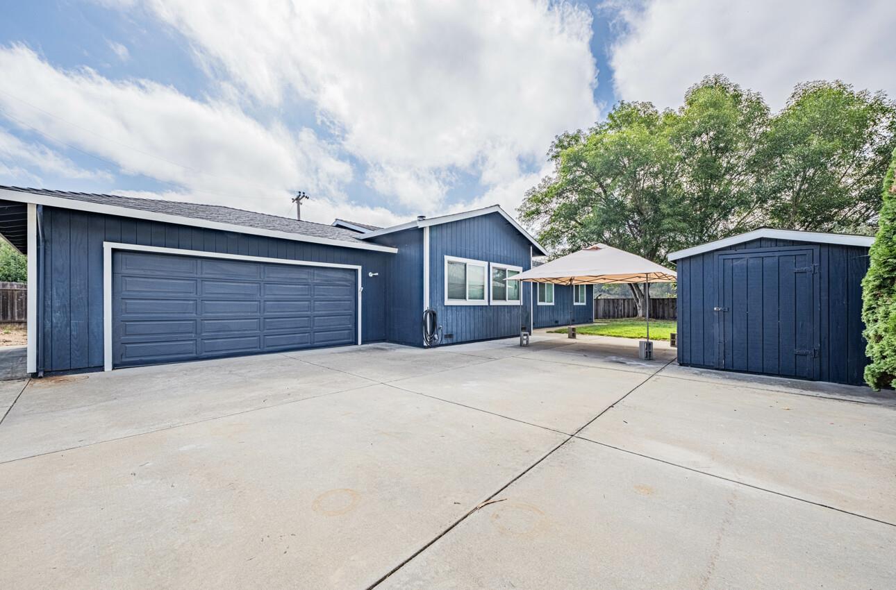 Detail Gallery Image 3 of 35 For 18020 Moro Rd, Salinas,  CA 93907 - 3 Beds | 2 Baths