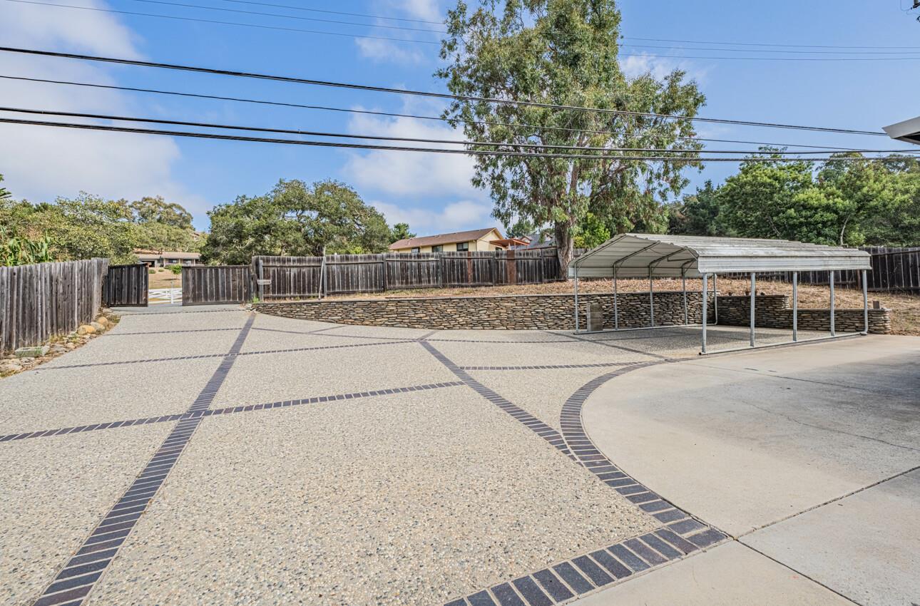Detail Gallery Image 4 of 35 For 18020 Moro Rd, Salinas,  CA 93907 - 3 Beds | 2 Baths