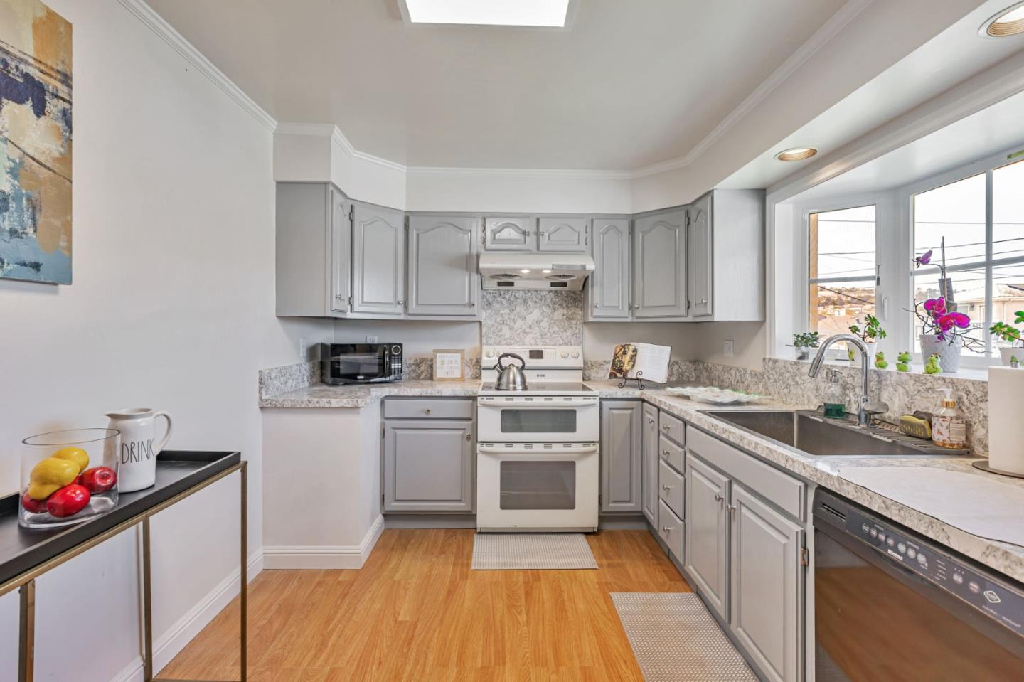 Detail Gallery Image 15 of 39 For 214 Manor Dr, South San Francisco,  CA 94080 - 2 Beds | 1 Baths