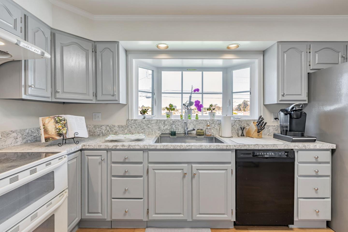 Detail Gallery Image 16 of 39 For 214 Manor Dr, South San Francisco,  CA 94080 - 2 Beds | 1 Baths