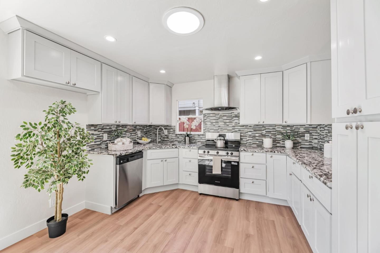 Detail Gallery Image 10 of 36 For 1897 Flickinger Ave, San Jose,  CA 95131 - 4 Beds | 2 Baths