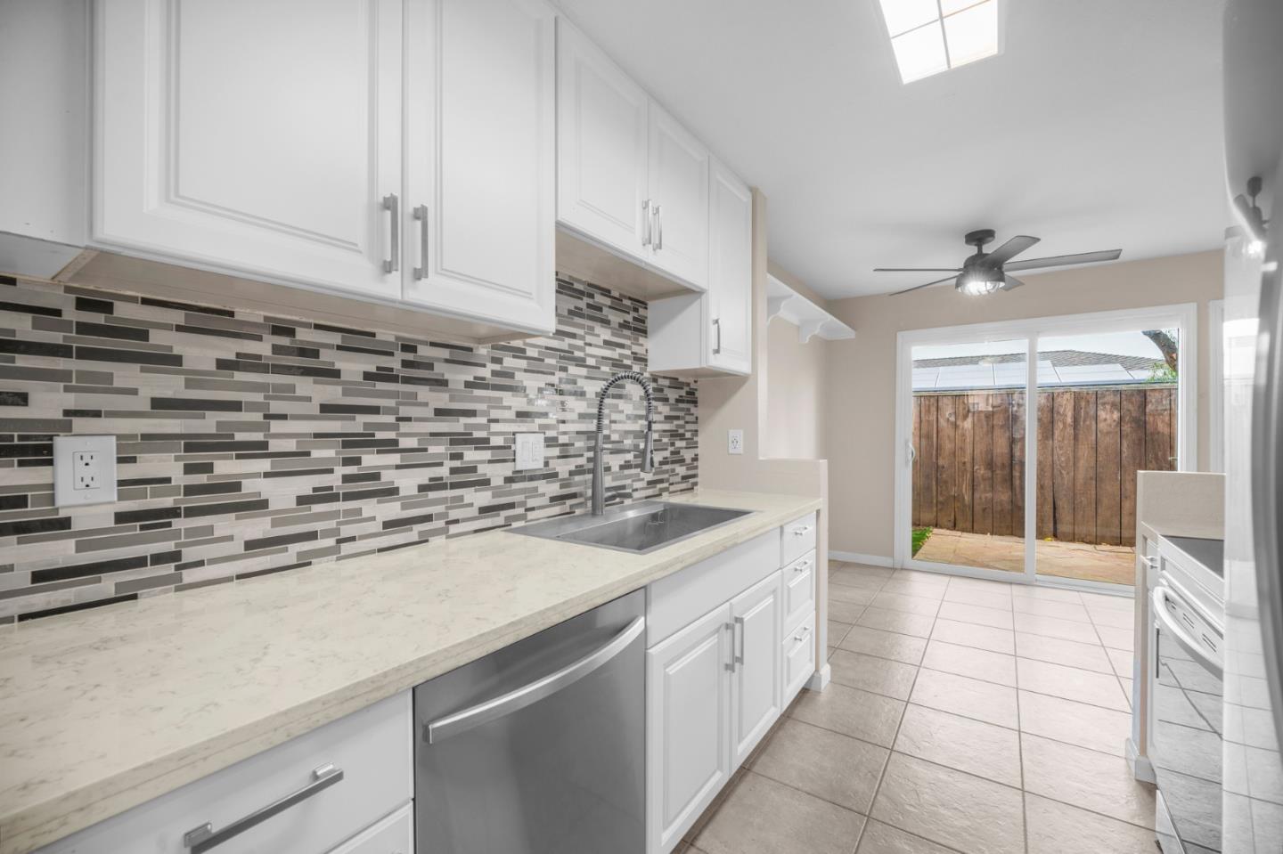 Detail Gallery Image 3 of 31 For 8105 Kern Ave #33,  Gilroy,  CA 95020 - 2 Beds | 1/1 Baths