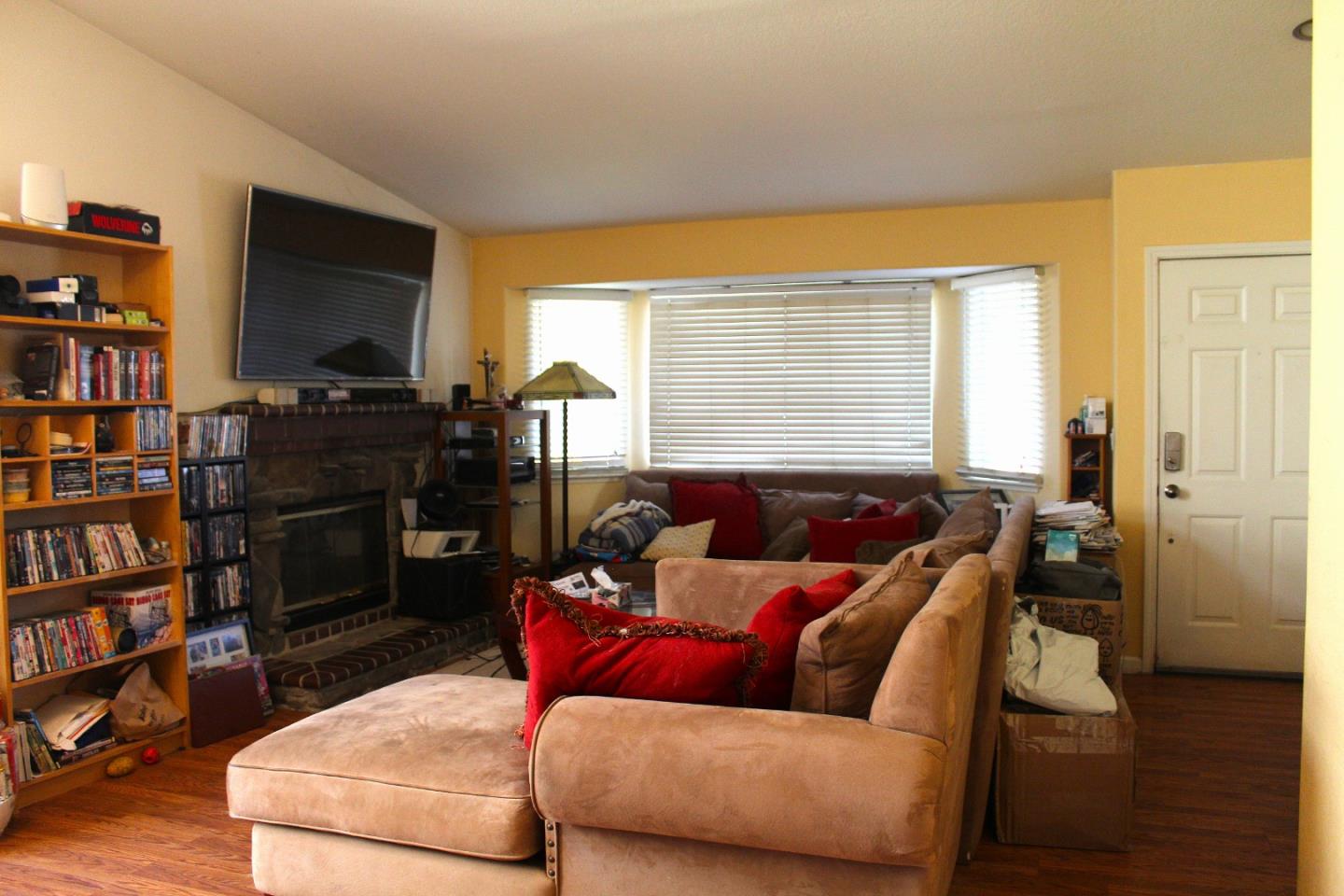 Detail Gallery Image 2 of 8 For 495 Ronan Ave, Gilroy,  CA 95020 - 3 Beds | 2 Baths