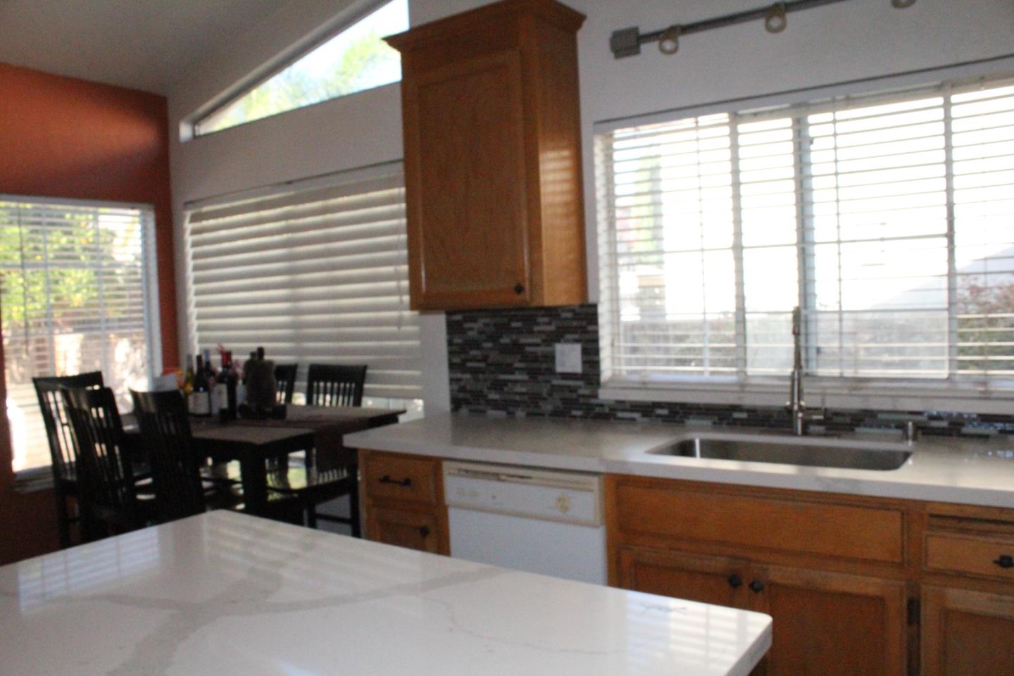 Detail Gallery Image 4 of 8 For 495 Ronan Ave, Gilroy,  CA 95020 - 3 Beds | 2 Baths