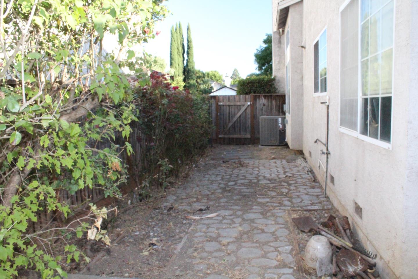 Detail Gallery Image 7 of 8 For 495 Ronan Ave, Gilroy,  CA 95020 - 3 Beds | 2 Baths