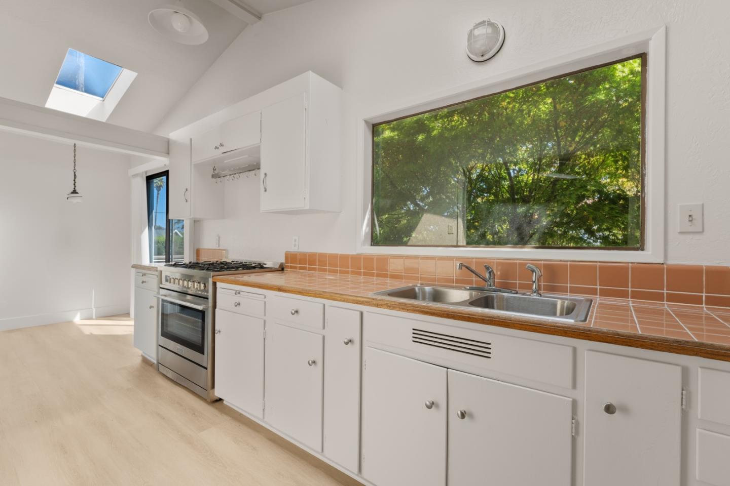 Detail Gallery Image 4 of 13 For 701 41st Ave, Santa Cruz,  CA 95062 - 1 Beds | 1 Baths