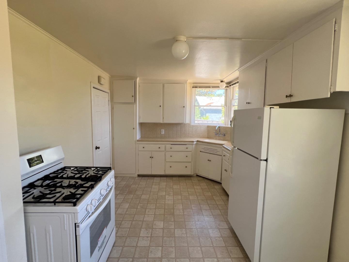 Detail Gallery Image 7 of 22 For 836 11th Ave, Redwood City,  CA 94063 - 2 Beds | 1 Baths