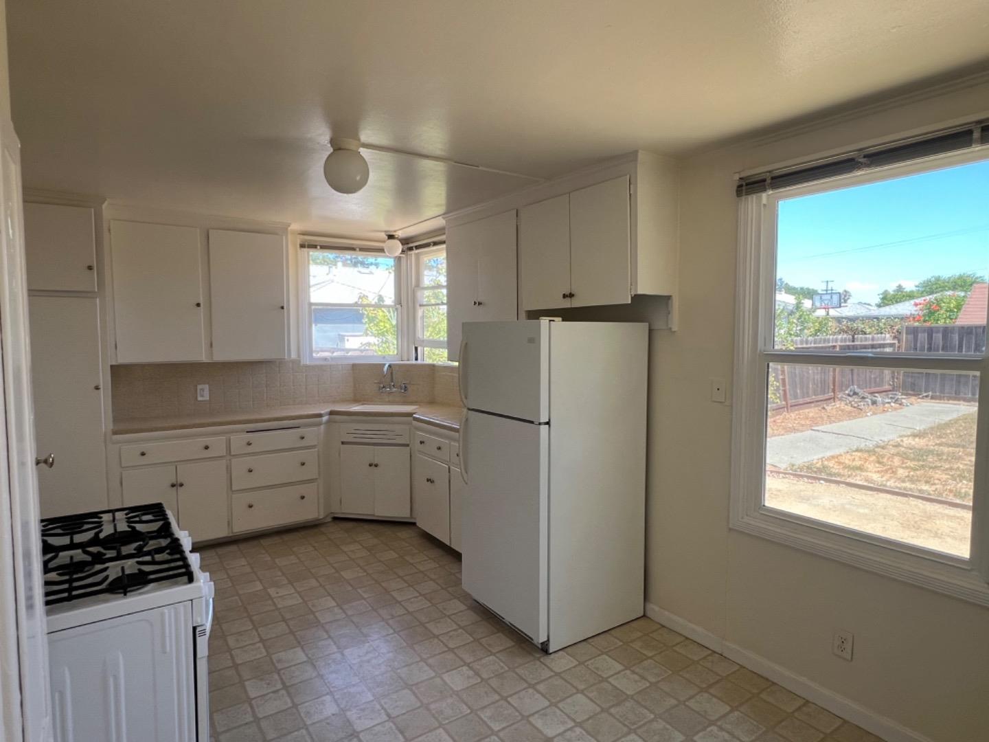 Detail Gallery Image 8 of 22 For 836 11th Ave, Redwood City,  CA 94063 - 2 Beds | 1 Baths