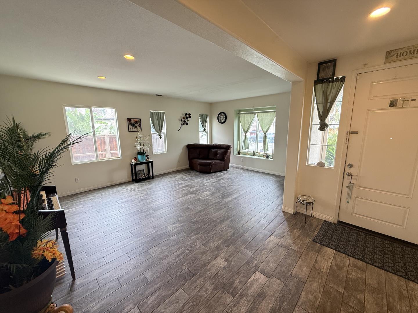Detail Gallery Image 3 of 31 For 2760 Newcastle Way, San Jacinto,  CA 92582 - 5 Beds | 4 Baths