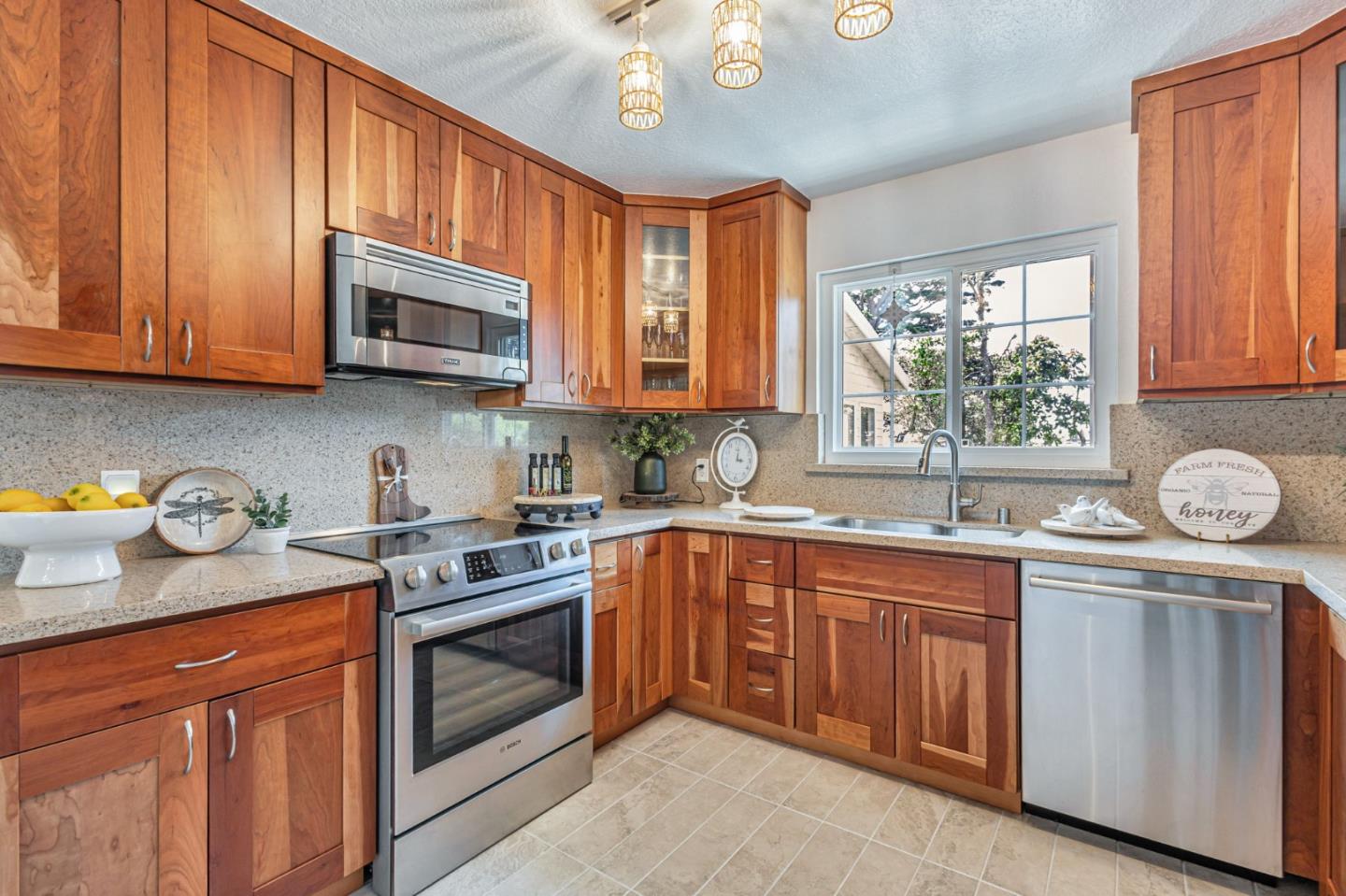 Detail Gallery Image 12 of 52 For 310 Clifton Rd, Pacifica,  CA 94044 - 4 Beds | 2 Baths